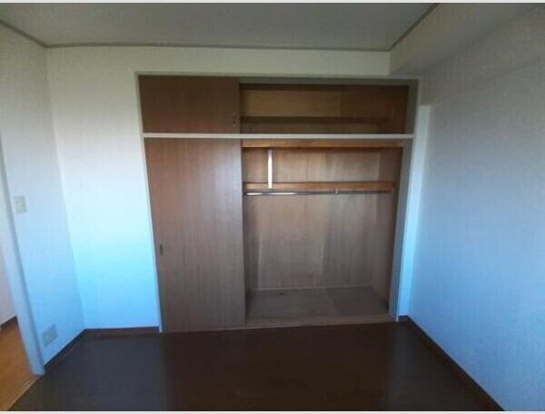 物件内観写真9　(たっぷりとした収納スペースです)