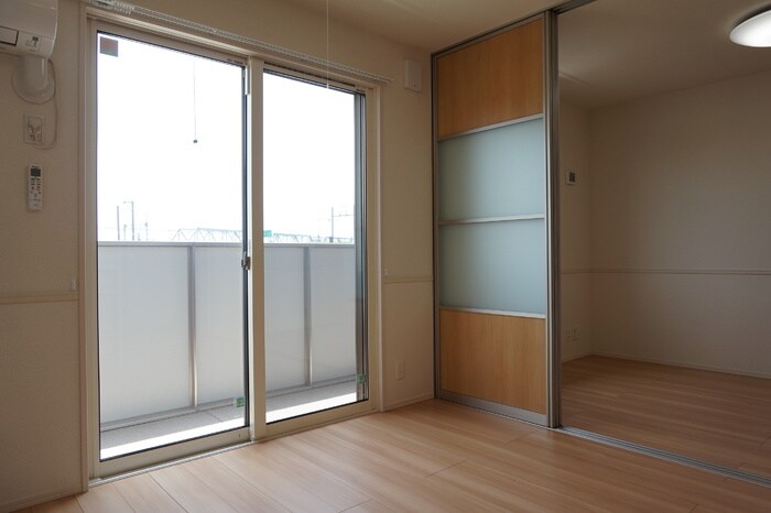 物件内観写真2　(こちらの居間で趣味の時間をお楽しみください)