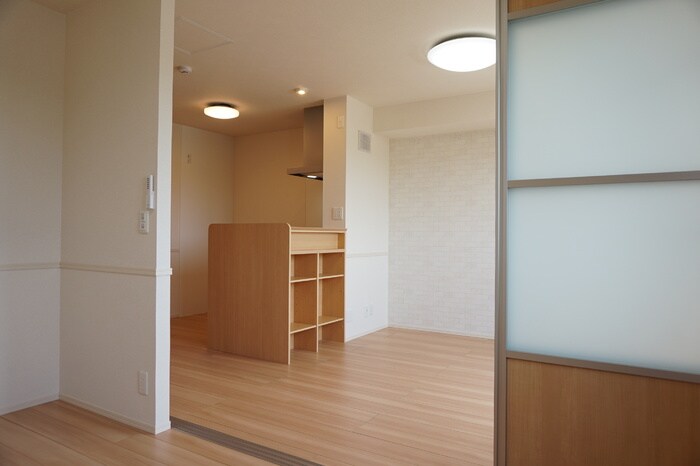 物件内観写真12　(こちらのリビングで趣味の時間をお楽しみください)