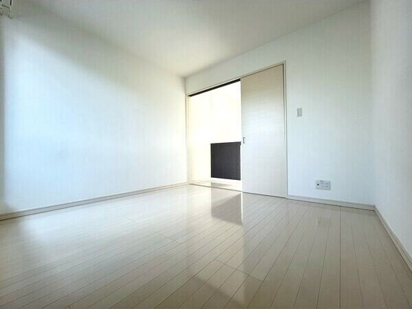 物件内観写真2　(ゆったりとしたリビングです)