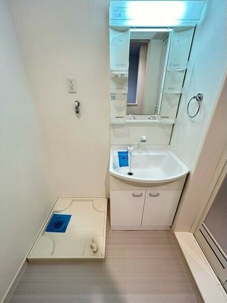 物件内観写真5　(朝の身支度には欠かせない独立洗面化粧台)