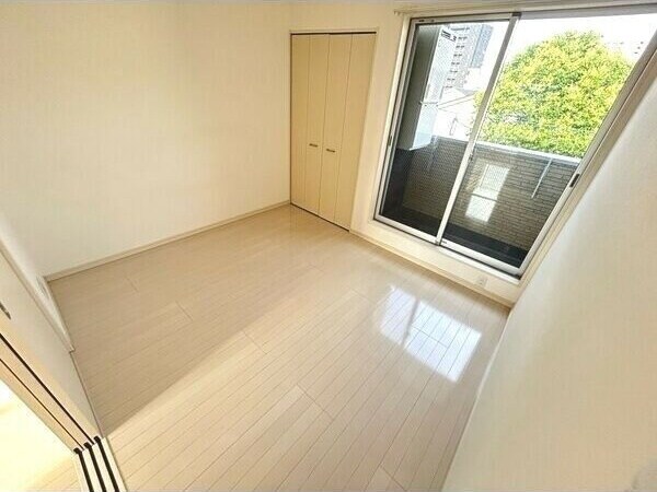 物件内観写真7　(開放的な寝室です)