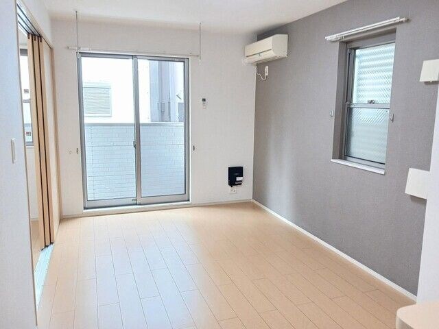 物件内観写真2　(ゆったり過ごせる居間です)