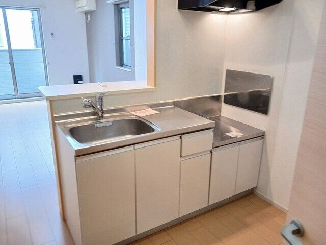 物件内観写真3　(コンパクトなキッチンで掃除もラクラク)
