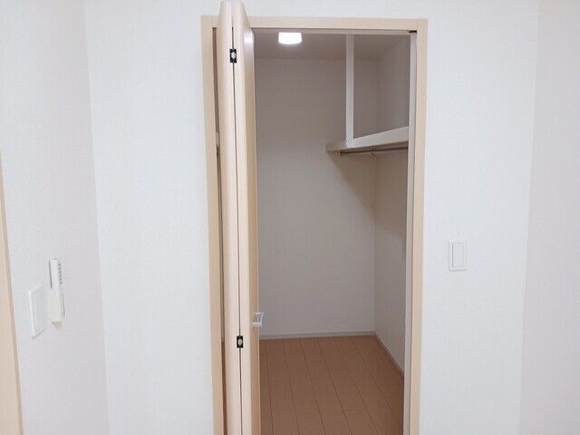 物件内観写真9　(たっぷりとした収納スペースです)