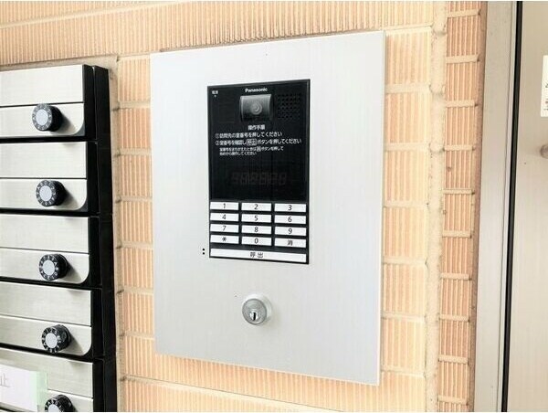 物件外観写真3　(落ち着いたエントランスです)