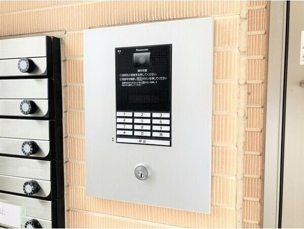 物件外観写真3　(落ち着いたエントランスです)