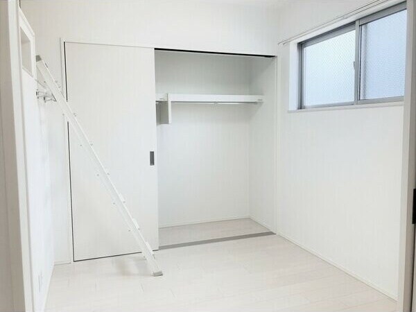 物件内観写真10　(大きなスペースがあり、収納には困りません)