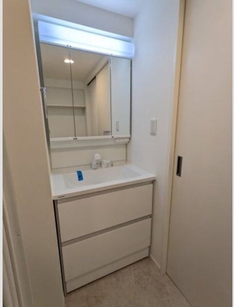 物件内観写真5　(独立洗面化粧台が付いています)