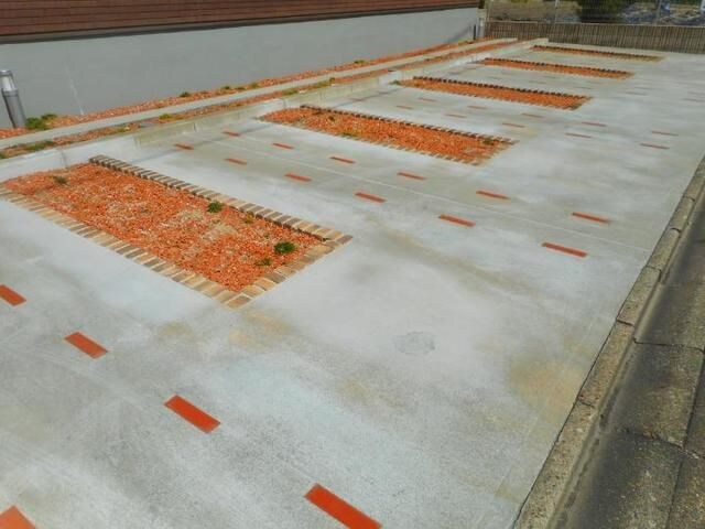 物件外観写真2　(駐車場があるので、車を買う予定の方も安心です)