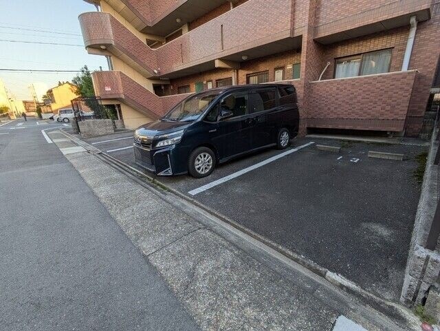 物件外観写真3　(車をお持ちの方に嬉しい駐車場付きの物件です)