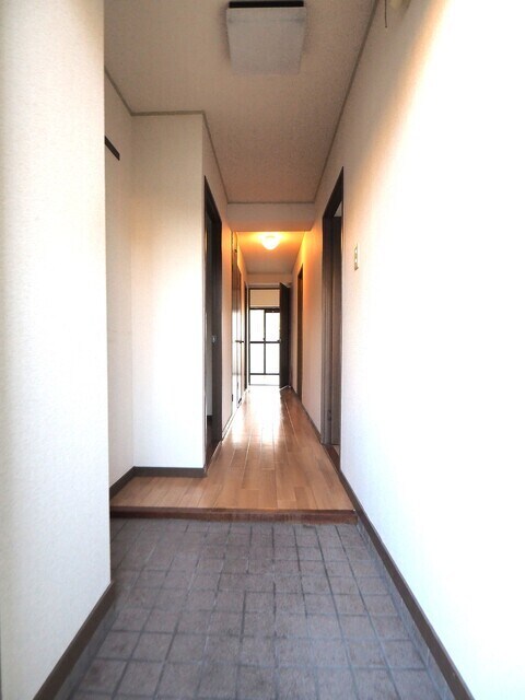 物件内観写真11　(落ち着いた玄関です)