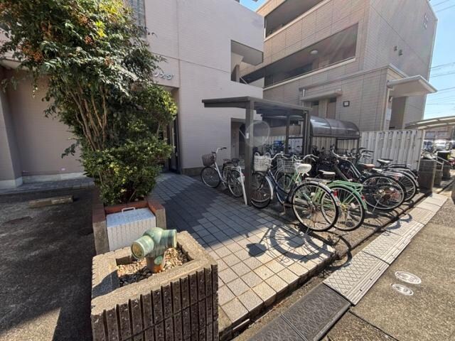 物件内観写真3　(駐輪場)