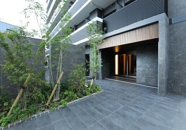 物件外観写真3　(落ち着いたエントランスです)