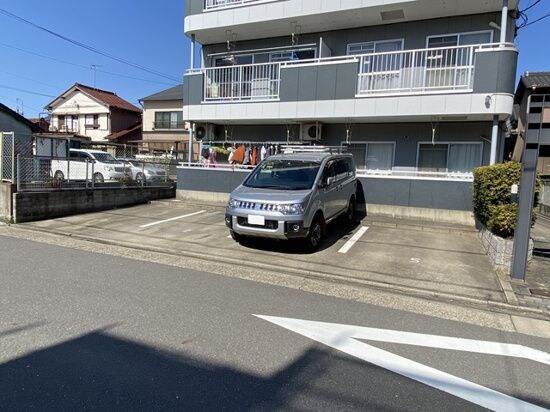 物件外観写真2　(駐車スペースもあります)