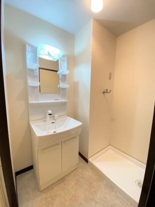 物件内観写真6　(朝の身支度には欠かせない独立洗面化粧台)