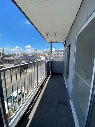 物件内観写真11　(広々としたバルコニーです)