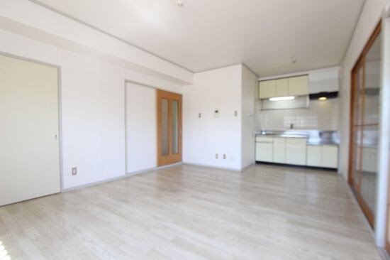 物件内観写真3　(ゆったりとした居間です)