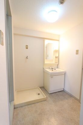 物件内観写真5　(ゆったりとスペースのある洗面所)