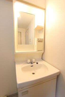 物件内観写真6　(朝の身支度には欠かせない独立洗面化粧台)
