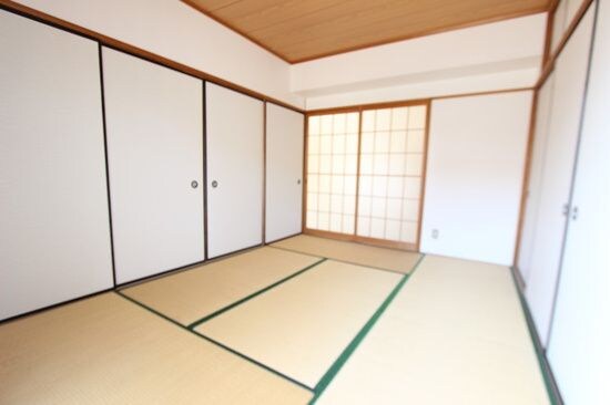 物件内観写真11　(和室がひろがる居住スペース)