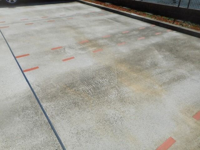 物件外観写真2　(駐車場があるので、車を買う予定の方も安心です)