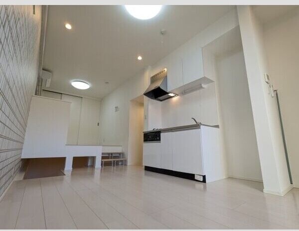 物件内観写真2　(こちらのリビングで趣味の時間をお楽しみください)