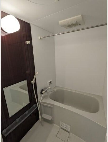 物件内観写真4　(日々の疲れを癒すお風呂付です)