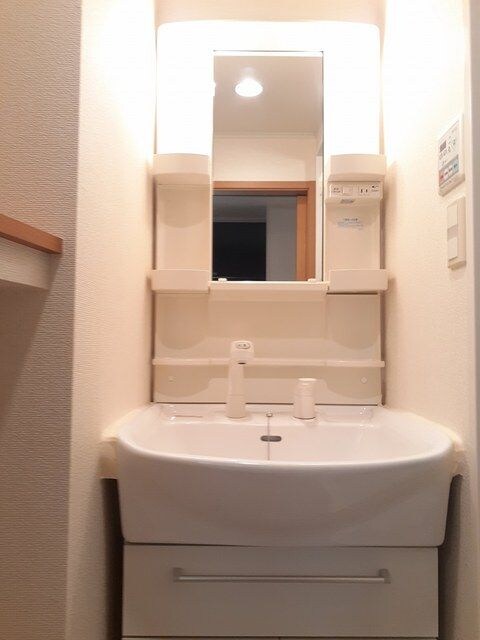 物件内観写真7　(ゆったりとスペースのある洗面所)