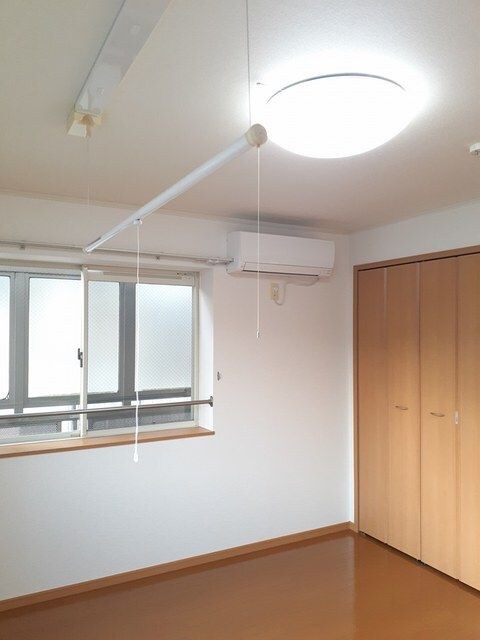 物件内観写真12　(エアコン、室内物干し付いてます)