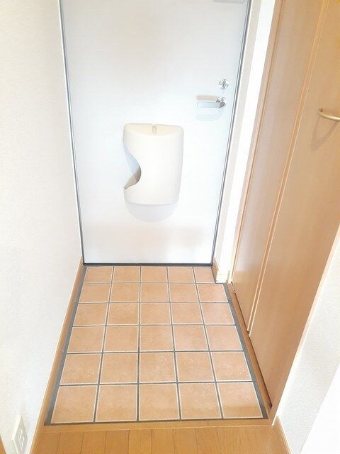 物件内観写真13　(ゆったりとした玄関です)