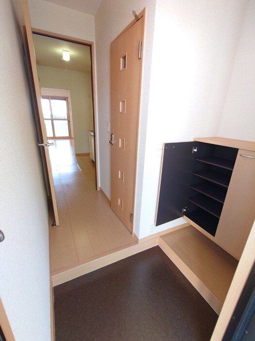 物件内観写真12　(きれいな玄関です)