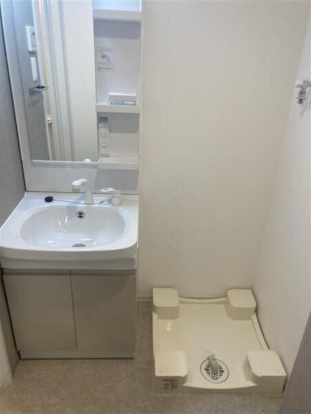 物件内観写真10　(広い洗面スペース)