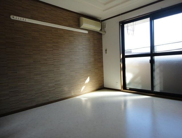 物件内観写真2　(広々とした洋室です)