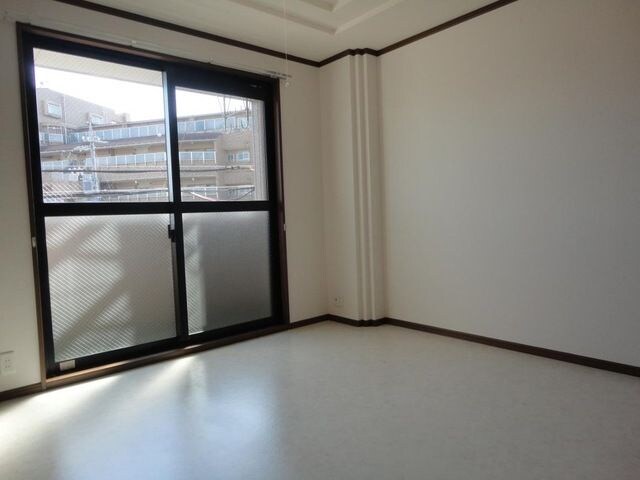 物件内観写真3　(落ち着いた色調の洋室です)