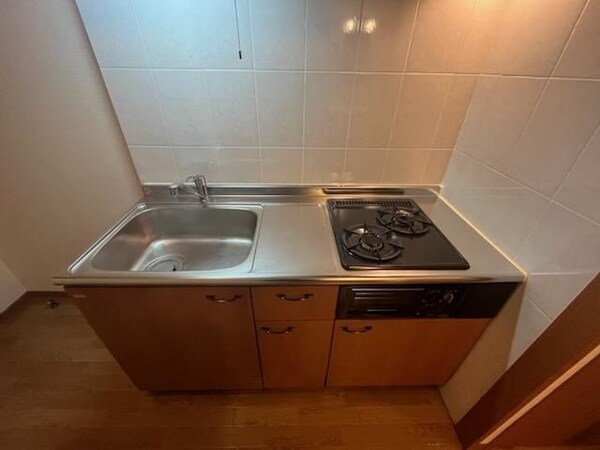 キッチン(コンパクトなキッチンで掃除もラクラク)