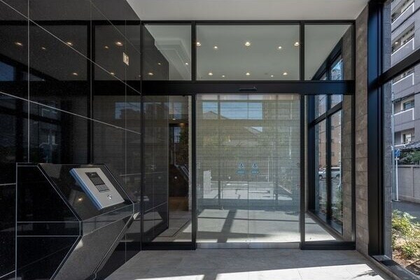 物件外観写真3　(清潔なエントランスです)