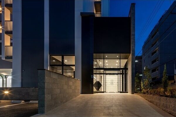 物件外観写真4　(おしゃれなエントランスです)