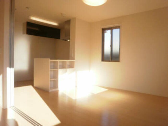 物件内観写真2　(こちらのリビングで趣味の時間をお楽しみください)