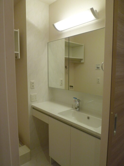 物件内観写真13　(ゆったりとスペースのある洗面所)