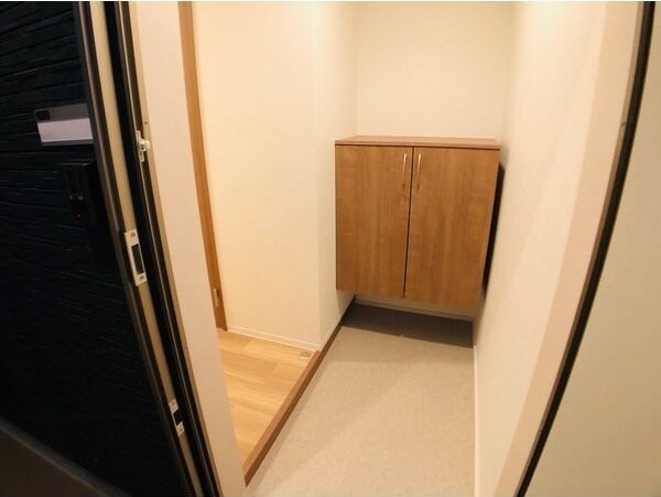 物件内観写真12　(シューズボックスがある玄関です)