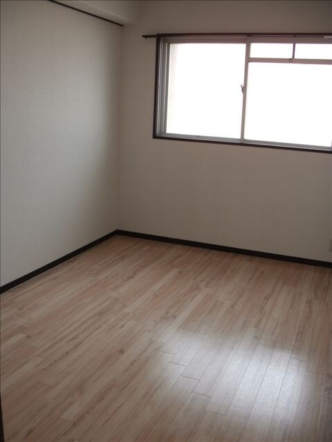 物件内観写真3　(ゆったりとした居間です)