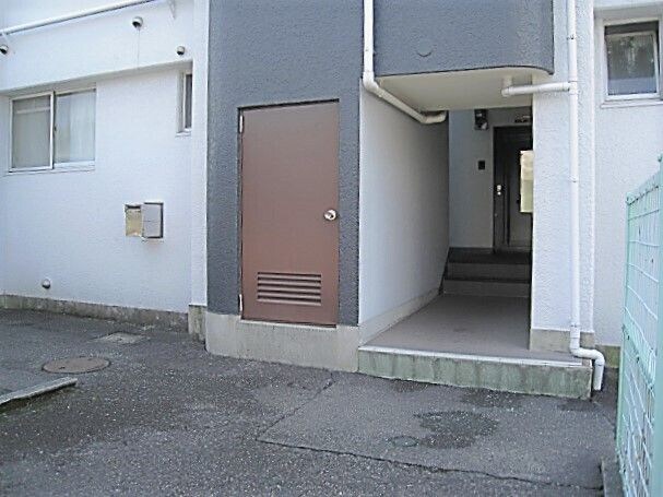 物件内観写真14　(建物入口です)