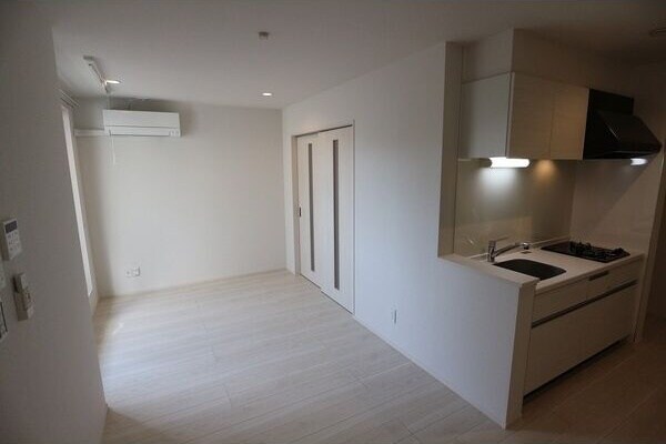 物件内観写真2　(リビングです)