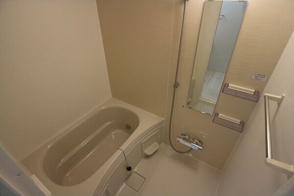 物件内観写真4　(きれいなお風呂です)