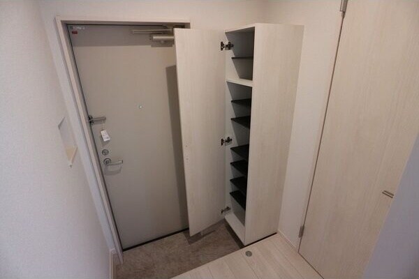 物件内観写真10　(明るい玄関です)