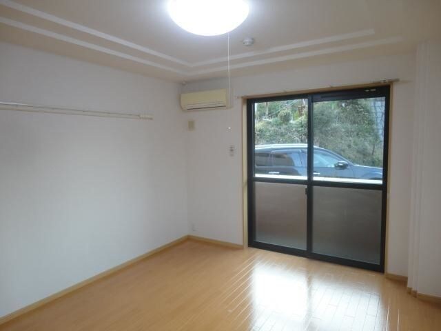 物件内観写真2　(おしゃれな居間です)