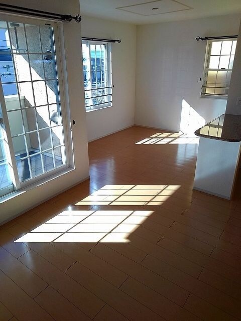 物件内観写真3　(こちらのリビングで趣味の時間をお楽しみください)