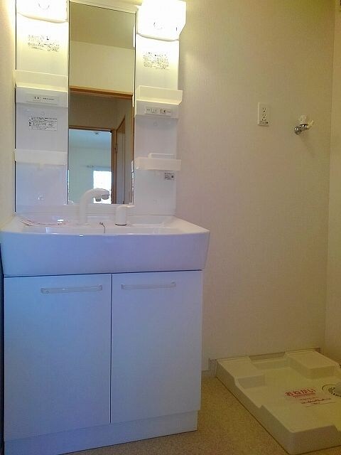 物件内観写真6　(明るい洗面所です)