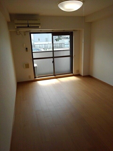 物件内観写真3　(ゆったりとしたリビングです)